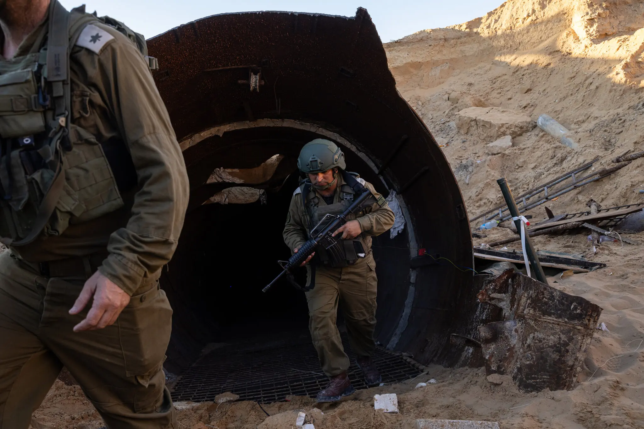 Ізраїльські солдати минулого року виходять з тунелю, який, за їхніми словами, керував ХАМАС. Бойовикове угруповання продовжує ховатися у своїй мережі тунелів через сектор Газа.